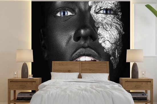 Behang - Fotobehang Vrouw - Zilver - Zwart - Verf - Breedte 240 cm x hoogte 240 cm