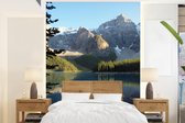 Behang - Fotobehang Besneeuwde bergen en bossen weerspiegeld in het Moraine Lake in Canada - Breedte 205 cm x hoogte 280 cm