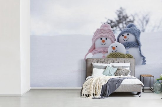 Papier peint Papier peint photo en vinyle - Une famille de poupées de Noël sur le paysage enneigé largeur 360 cm x hauteur 240 cm - Tirage photo sur papier peint (disponible en 7 tailles)