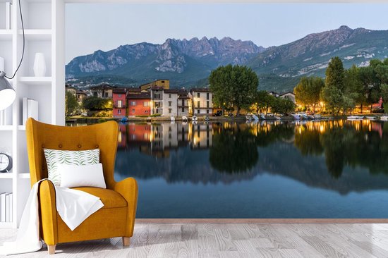 Papier peint Papier peint photo en vinyle - La vie nocturne de Lecco au bord du lac de Côme largeur 360 cm x hauteur 240 cm - Tirage photo sur papier peint (disponible en 7 tailles)