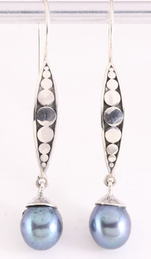 Boucles d'oreilles longues en argent décorées avec perle noire
