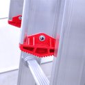 Detail van de rode, gekartelde stabilisatorvoetjes aan de zijkant van een aluminium ladder.