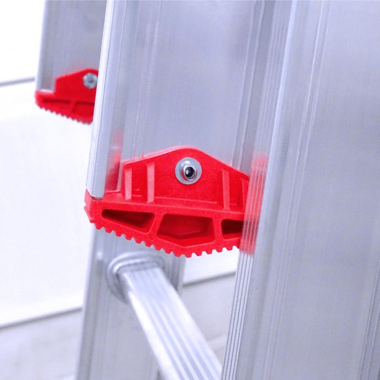 Detail van de rode, gekartelde stabilisatorvoetjes aan de zijkant van een aluminium ladder.