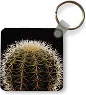 Sleutelhanger - Uitdeelcadeautjes - Een close up van een doornen op cactus op een zwarte achtergrond - Plastic