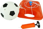 Voetbaltrainer met bal en pomp