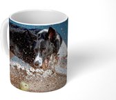 Mok - Een zwart-witte border collie achtervolgt een tennisbal op het strand - 350 ML - Beker