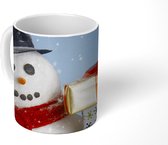 Mok - Koffiemok - Een sneeuwpop met kerstcadeautjes - Mokken - 350 ML - Beker - Koffiemokken - Theemok