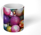 Mok - Koffiemok - Een close-up van kleurrijke kerstballen - Mokken - 350 ML - Beker - Koffiemokken - Theemok