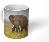 Mok - Koffiemok - Grazende olifant in een grasveld met bloemen - Mokken - 350 ML - Beker - Koffiemokken - Theemok