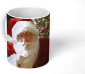 Mok - Koffiemok - De kerstman met op de achtergrond een kleurrijke kerstboom - Mokken - 350 ML - Beker - Koffiemokken - Theemok