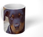Mok - Koffiemok - Een Rottweiler puppy zit - Mokken - 350 ML - Beker - Koffiemokken - Theemok