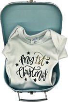 Baby koffertje blauw & kerst-rompertje - wit - met eigen naam en voetjes op koffertje