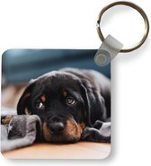 Sleutelhanger - Uitdeelcadeautjes - Schattige Rottweiler pup ligt op de vloer - Plastic