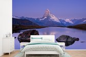 Behang - Fotobehang Matterhorn en meer in Zwitserland - Breedte 420 cm x hoogte 280 cm - Behangpapier