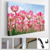 Onlinecanvas - Schilderij - Groep Paarse Tulpen Tegen De Hemel. Lente Landschap Art Horizontaal - Multicolor - 50 X 40 Cm