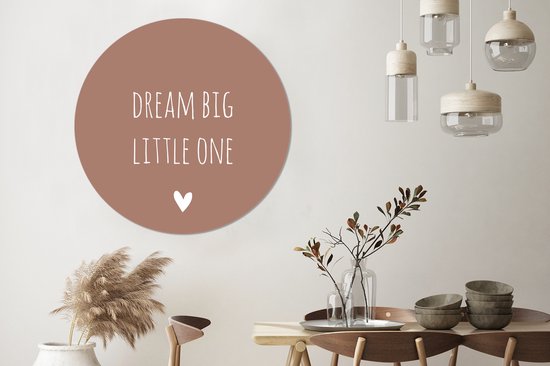 WallCircle - Muurstickers - Behangcirkel - Engelse quote "Dream big little one" met een hartje op een bruine achtergrond - ⌀ 120 cm - Muurcirkel - Zelfklevend - Ronde Behangsticker XXL