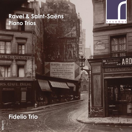 Albumcover met Ravel & Saint-Saëns Piano Trios, Fidelio Trio. Sepia foto van een straatbeeld in Parijs.