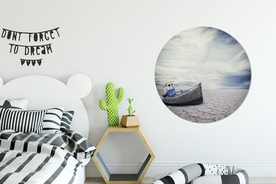 Un vieux bateau sous un lit nuage blanc brillant Plaque murale en plastique circle 90 cm - impression photo sur cercle mural / cercle vivant (décoration murale)