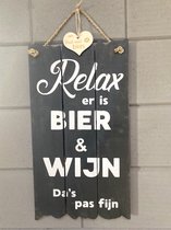 Tekstbord met de tekst Relax er is BIER & WIJN Da's pas fijn - 55x30 - black - inclusief houten hartje