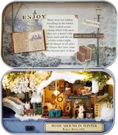 CUTE ROOM – Miniatuur Poppenhuis Bouwpakket in Tinnen Doos – Box Theater Oude Tijd Trilogie Serie – 4006 Roam around in Winter