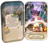 CUTE ROOM – Miniatuur Poppenhuis Bouwpakket in Tinnen Doos – Box Theater Trilogie Serie – 4003 Snow Dream