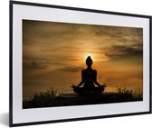 Fotolijst incl. Poster - Het silhouet van iemand die yoga doet in de schemering - 60x40 cm - Posterlijst