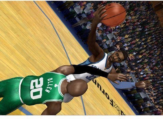 Basketballer in groen met 'ALLEN' en nummer 20, verdedigt tegen een speler in wit en blauw met bal.