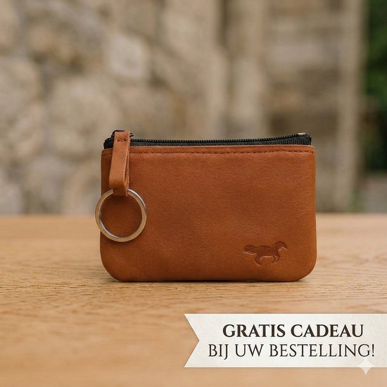 Bruin leren etui met rits, sleutelring en een paard-embleem. "Gratis cadeau bij uw bestelling!"