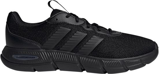 Zwarte adidas sneaker met veters en drie strepen op de zijkant. Mesh bovenwerk en Cloudfoam zool.