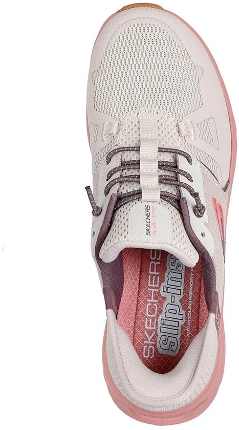Bovenkant van een beige instapper met roze 'Slip-ins' binnenzool.