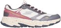 Witte, roze en grijze wandelschoen met een lichtbruine gespikkelde zool en roze veters.