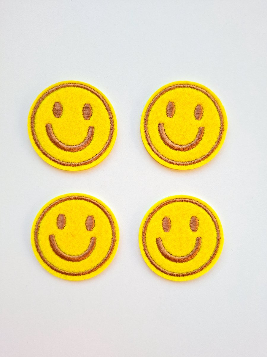 Embleem ''smiley'' SET van 4 stuks, geluksbrenger, uitdeelcadeau, Carnaval, oeteldonk, carnavalsjassen, carnavalsemblemen oeteldonkstijl, carnavalskleding, patch, strijkembleem, Den Bosch