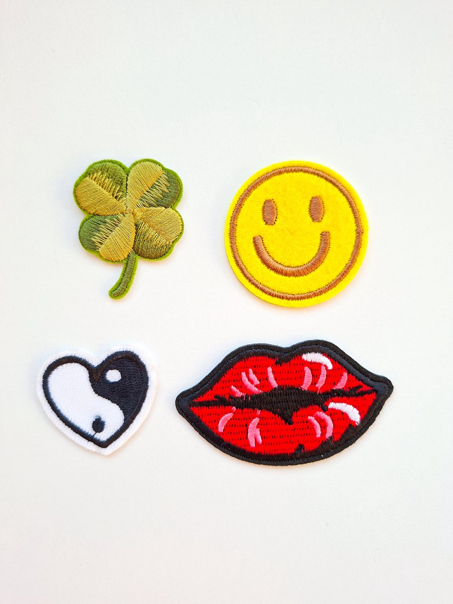 Embleem set van 4 stuks, smiley, lippen, klavertje vier, ying yang hartje, geluksbrenger, uitdeel emblemen, carnaval, oeteldonk, patch, strijkembleem