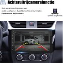 Beeld van achteruitrijcamera op autoradio-scherm. Parkeervakken met rode en gele lijnen zichtbaar.