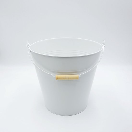 Witte metalen emmer met een gevouwen rand en een houten handvat.