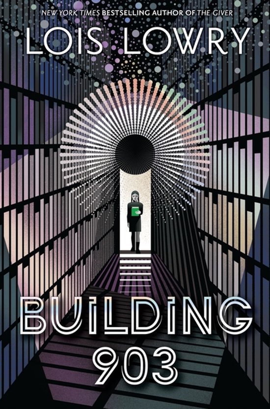 Boekomslag van 'Building 903' door Lois Lowry met een gestileerde figuur in een gang tussen zwarte boekenkasten.