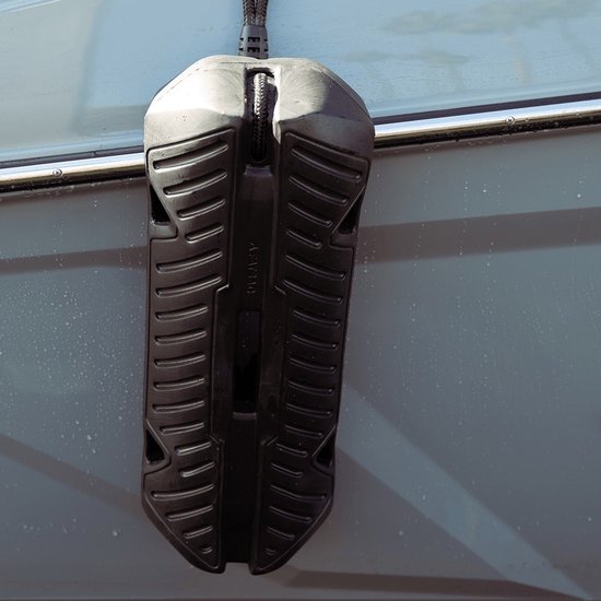 Zwarte Fatsac stootwil met ribbelpatroon, hangend aan zijkant van boot.