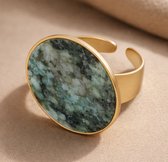 Lundholm luxe Ring Dames Goud Kleurig met Natuur Steen - Verstelbare Ring One Size - Verstelbare Cuff Ring met Grote Groene Natuursteen – Gold Plated PVD Amee Serie
