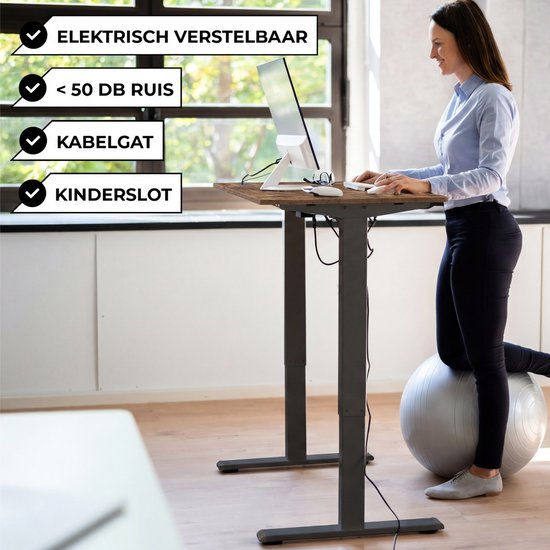 Vrouw werkt aan bruin elektrisch bureau, met kabelgat, minder dan 50 dB ruis en kinderslot.