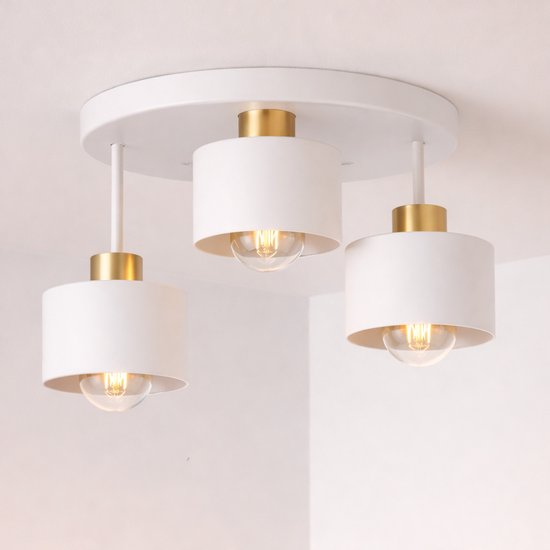 Plafonnier blanc à trois lumières avec accents dorés et abat-jour cylindriques.