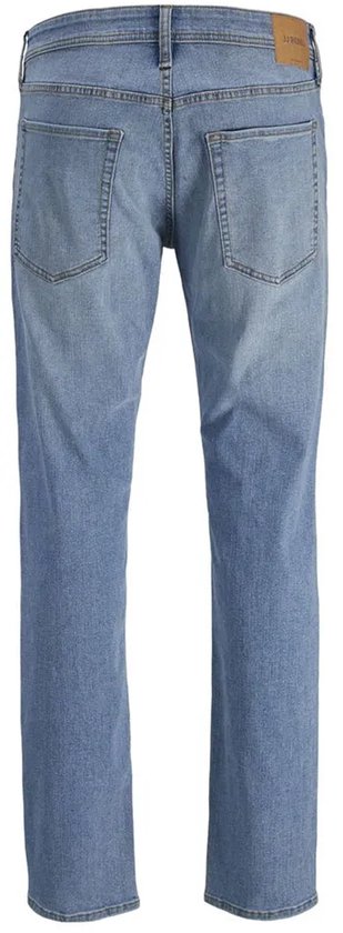 Achterkant van lichtblauwe jeans, gedetailleerd met zakken en het 'JJ Rebel' logo.