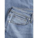 Detail van de voorkant van een lichtblauwe jeans, met zakken en stiksels.