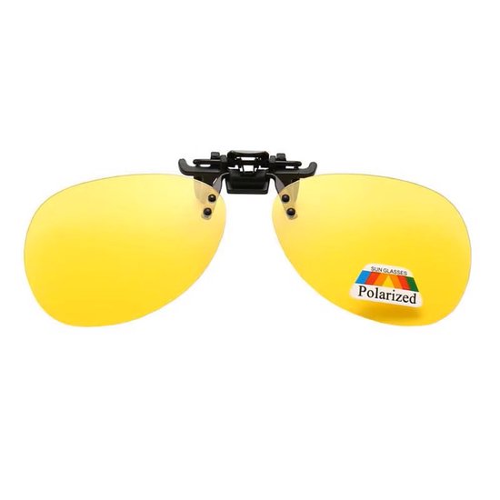 Gele gepolariseerde clip-on zonnebril met zwarte clip. "SUN GLASSES POLARIZED" tekst op rechterlens.