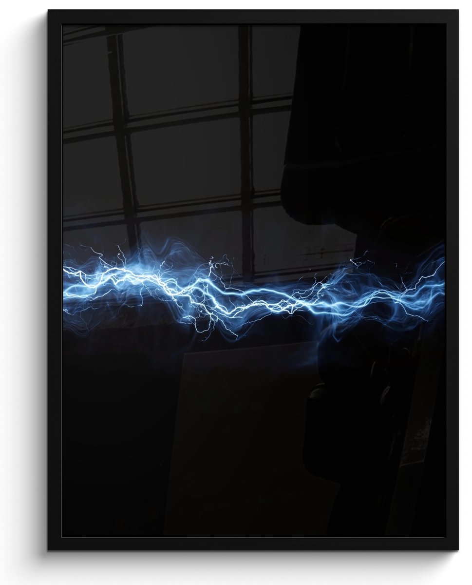 FrameYourWall Poster in lijst - Fotolijst 50x70 cm - Posters - Gaming - Bliksemflits - Blauw - Energie - Posterlijst zwart - Decoratie - Wanddecoratie woonkamer - Muurdecoratie slaapkamer Vonken
