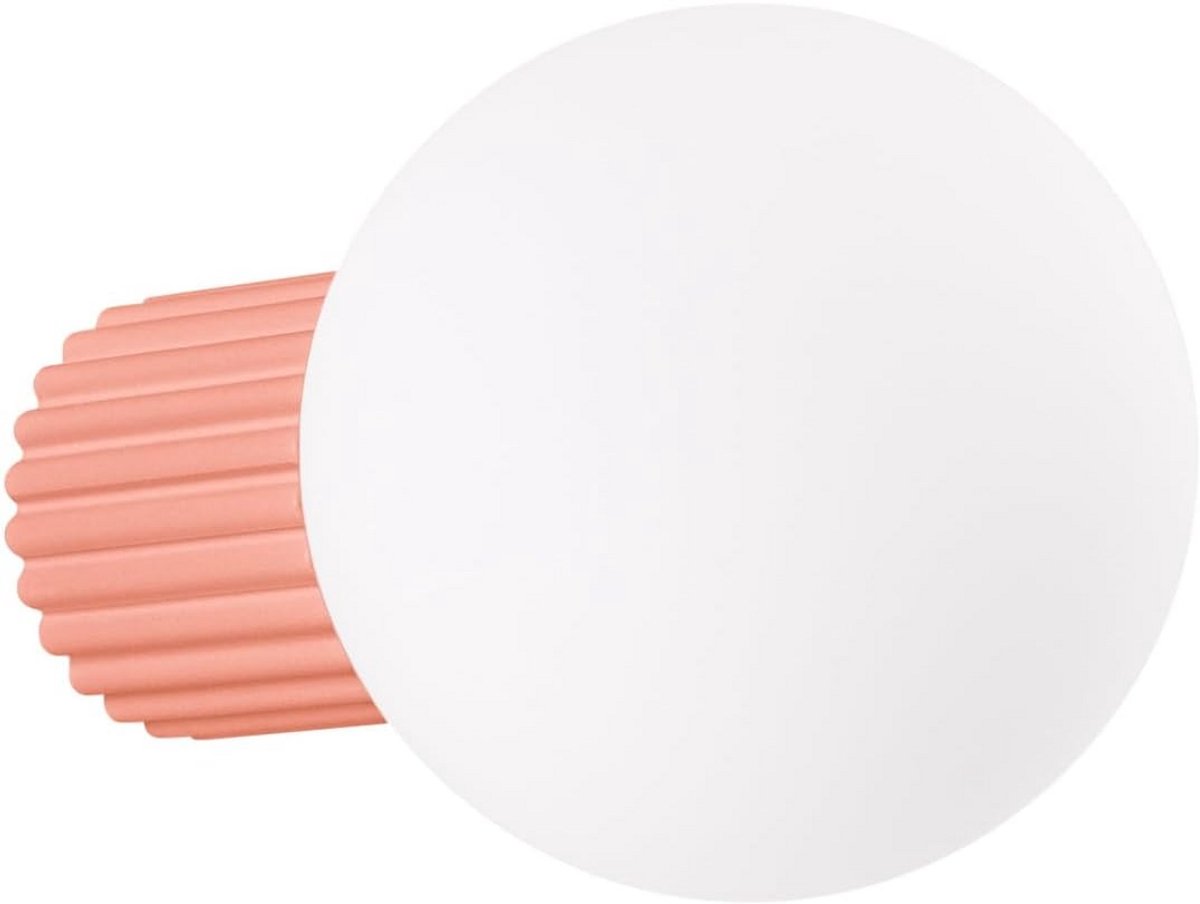Moderne Wandlamp met Messingkleurige Details en Matglas voor Sfeervolle Verlichting Binnen