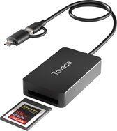 Zwarte Toveca CFexpress Type B kaartlezer met aangesloten USB-C kabel en een SanDisk 512GB CFexpress kaart ernaast.