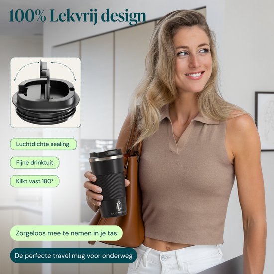 Vrouw met blond haar draagt een zwarte thermosbeker, ideaal voor onderweg.