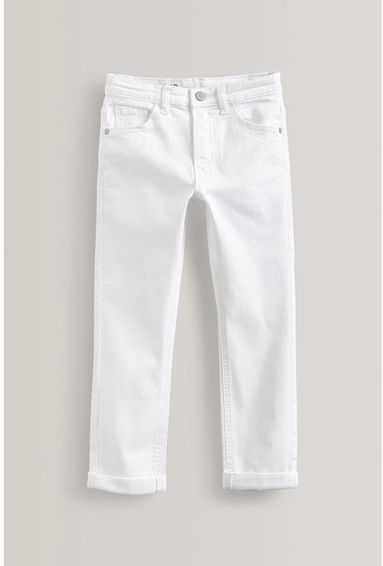 Witte jeans met rechte pijpen en opgerolde zoom, hangend aan een kledinghanger.