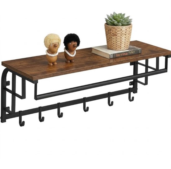 Houten wandkapstok met zwarte haken en kledingrek, versierd met twee figuurtjes, een plantje en een boek.
