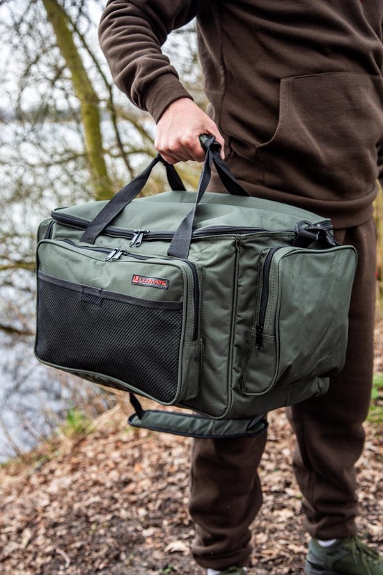 Man draagt een donkergroene 'Ultimate' tas in zijn hand, met mesh-vak.